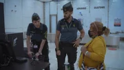 Zollbeamte mit einer Frau.