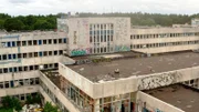 Lost Places – das sind verlassene und verfallene Ort, an denen die Zeit stillzustehen scheint. Meist sind sie verborgen hinter hohen Zäunen und verbarrikadiert. Der Film erkundet ihre Geheimnisse und unbekannte Geschichten. Er führt uns zu drei der spektakulärsten und geheimnisvollsten Klinikruinen in Berlin und Brandenburg. - Honeckers Regierungskrankenhaus.