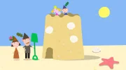 Ben und Holly genießen die Aussicht von der riesigen Sandburg.