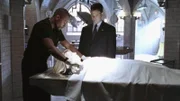 Alles deutet auf ein Gewaltverbrechen hin: Dr. Sheldon Hawkes (Hill Harper, l.) zeigt Detective Mac Taylor (Gary Sinise) die Würgemale am Hals der Toten.