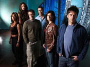 L-R: Teyla Emmagan (Rachel Luttrell), Ronon Dex (Jason Momoa), Dr. Rodney McKay (David Hewlett), Dr. Carson Beckett (Paul McGillion), Dr. Elizabeth Weir (Torri Higginson) und Lt. Colonel John Sheppard (Joe Flanigan)