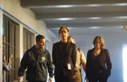 Das CSI-Team muss den Tod der schwangeren Gefängnisinsassin Antoinette untersuchen. Die Ermittler Nick Stokes (George Eads, li.) und Sara Sidle (Jorja Fox, re.) lassen sich von den Justizbeamten (Darst. unbekannt) die Zelle des Opfers zeigen.
