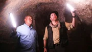 Josh Gates (r.)