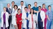 In aller Freundschaft - Die jungen Ärzte Staffel 7 Das Team:  v.l.n.r. hintere Reihe: Horst Günter Marx als Wolfgang Berger, Christian Beermann als Dr. Marc Lindner, Mike Adler als Dr. Matteo Moreau, Elisa Agbaglah als Dr. Emma Jahn, Luan Gummich als Mikko Rantala, Isabella Krieger als Viktoria Stadler, Lion Wasczyk als Florian Osterwald. vordere Reihe: Mirka Pigulla als Dr. Julia Berger, Marijam Agischewa als Prof. Dr. Karin Patzelt, Milena Straube als Rebecca Krieger, Philipp Danne als Dr. Ben Ahlbeck, Sanam Afrashteh als Dr. Leyla Sherbaz, Stefan Ruppe als Dr. Elias Bähr.