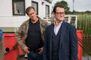 Suses Geheimnis wird nicht das einzige bleiben, dass Finn (Sven Martinek, l.) und Lars (Ingo Naujoks, r.) im Laufe ihrer Ermittlungen aufdecken …