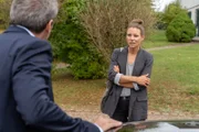 Julia Dreier (Xenia Tiling, r.) sieht nicht ein, von ihrem Standpunkt abzuweichen. Das passt Otto von Sternhagen (Dieter Bach, l.) so gar nicht.