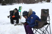 Chris und Jessi Morse beim Eisfischen an der Mündung des Cosna-Flusses. (National Geographic/Soren Sieberts)