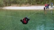 Sofie muss sich über einen Fluss hangeln.