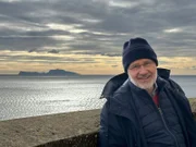 Harald Lesch macht sich am Golf von Neapel ein Bild von den Phlegräischen Feldern, einem unterirdischem Vulkangebiet, das bei einem Ausbruch die Dimension eines Supervulkans erreichen könnte – mit möglichen Auswirkungen auch auf uns in Deutschland.