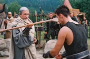 Bra'tac ( Tony Amendola, vorne l.) ist begeistert von der Armee von Jaffa, die sich gegen die falsche Göttin stellt ...
