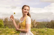 Die herzensgute Christine (Flora Li Thiemann) ist ihrer Schwester Almas (Annika Krüger) liebstes Modell.