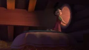 Heidi bekommt ein neues Bett in der Almhütte.