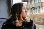 rec. Eifersucht und Schläge – Der schwere Weg aus der häuslichen Gewalt Stephanie blickt in die Ferne.