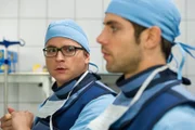 ARD IN ALLER FREUNDSCHAFT - DIE JUNGEN ÄRZTE, neue Vorabend-Weekly mit 42, Folgen 7 "Lebensglück", am Donnerstag (12.03.15) um 18.50 Uhr im Ersten. Elias Baehr (Stefan Ruppe, l.) und Dr. Ahrend (Roy Peter Link, r.) machen sich für Daniel Ruhlands Bein-OP steril.