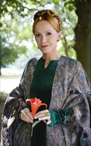 Die Zauberin (Katja Flint) mit der Zauberblume.
