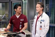 (l-r) Brian Tree als Ethan Choi, Steven Weber als Dr. Dean Archer