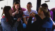 Das Abenteur-Team lernt sich auf der Jeepfahrt in die Wildnis kennen.