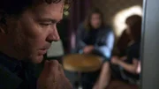 Nathan Ford (Timothy Hutton) belauscht ein Telefonat, um an wichtige Informationen zu gelangen.