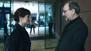 Die EU-Kommissarin Jule Kronberg (Friederike Becht) und Lobbyist Jon Hoffmann (Rainer Bock).