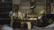 Saïds Vater ist mit der Reparatur abgelenkt.
