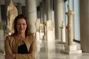 Historikerin Edith Hall im Akropolis-Museum.