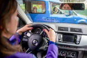 Kurz vor der Kollision: Sofia Nikova (Eva Luca Klemmt, l.) kann dem Auto von Eva Lemke (Linda Pöppel, r.) nicht mehr ausweichen. Lemkes Tochter sitzt auf dem Rücksitz in der Gefahrenzone.