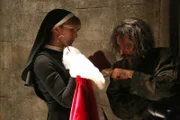 Schwester Mary Eunice McKee (Lily Rabe, l.) konfrontiert den Serienmörder Leigh Emerson (Ian McShane, r.) mit seinem Weihnachtsmannkostüm, in dem er 18 Menschen getötet hat ...