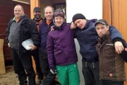 rbb Fernsehen KESSLERS EXPEDITION, "So weit die Huskys laufen, Folge 1", am Donnerstag um 20:15 Uhr. Auf seinem Weg trifft Michael Kessler (3.v.r.) bei Güterfelde auf eine scheinbar verlassene Baustelle.