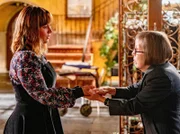 L-R: Intelligence Analyst Nell Jones (Renée Felice Smith), Operations Manager Hetty Lange (Linda Hunt)