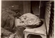 Zu sehen sind die Folgen der Operation Gomorrha, dem Bombardements Hamburgs im Sommer 1943, bei dem mindestens 35.000 Menschen ums Leben kamen.