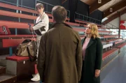Als Andreas (Herbert Schäfer, v.) viel zu spät zu Saschas (Nevio Wendt, l.) Turnier kommt, folgt Sascha Saras Beispiel (Antonia Jungwirth, r.) und bricht endgültig mit dem Vater …