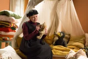Rabe Rudi (Lennart Morgenstern) weiß genau: mit Katharina (Katharina Thalbach) wird ihm niemals langweilig. Die Oma in der Geschichte "Die allerlangweiligste Oma" ist bestimmt nicht so lieb und lustig, oder?