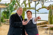Oberstaatsanwalt Bernd Reuther (Rainer Hunold) sucht nach Zusammenhängen zwischen der ermordeten Sofia Nikova und Eva Lemke. Wilma Schmitz (Katja Hufgard) will kürzlich eine Auseinandersetzung zwischen beiden in einem Weinlokal beobachtet haben.