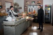 David (Arne Rudolf, r.) kommt in den Gemüseladen, um Ellen (Yun Huang, l.) zu bitten, ihm gegen Amelie beizustehen.