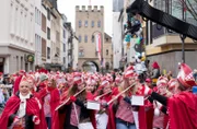 Bei den Schull- und Veedelszöch ziehen die Schulen, Vereine und Freundesgruppen am Karnevalssonntag durch die Kölner Innenstadt. Die liebevoll gestalteten Wagen und Kostüme begeisten die Jecken am Straßenrand.
