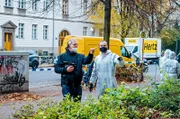 Zwangsräumung in Berlin: An einem kalten Novembermorgen muss Otto Wagner (Peter René Lüdicke) mit seiner Familie die Wohnung verlassen. Nach der Übernahme des Mietshauses durch die Ceylan Immobilien wird es Stück für Stück entmietet. Alte Verabredungen gelten nicht mehr und so sorgt die Umzugsfirma von Axel Schmiedtchen (Ingo Hülsmann) für eine schnelle, besenreine Übergabe. - Arbeitsfoto: Regisseur Norbert ter Hall (li) bei der Probe mit Mark Waschke.