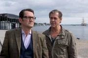 Totz erdrückender Indizien sind Finn (Sven Martinek, r.) und Lars (Ingo Naujoks, l.) die Hände gebunden. Staatsanwältin Dr. Hilke Zobel verweigert ihnen die Genehmigung zur Festnahme des Verdächtigen.