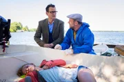 Kriminaldirektor Lars Englen (Ingo Naujoks, l.) und der Pathologe Dr. Henning Strahl (Christoph Tomanek, r.) finden in einem Boot den leblosen Körper der 21-jährigen Sofie Albers (Johanna Ingelfinger).