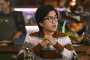 Caleb (Josh Tan) grübelt in Miris Café darüber nach, wie man die Streithähne Issie und Dan verkuppeln kann.