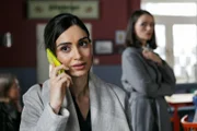 Jenny (Kaja Schmidt-Tychsen) ist alarmiert, als sie rauszuhören glaubt, dass Aylin (Stefania Kavas) scharf auf Deniz ist.