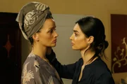 Jenny (Kaja Schmidt-Tychsen, l.) begreift perplex, dass Aylin (Stefania Kavas) auf sie steht...