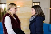 Paulines (Maike Johanna Reuter, r.) Hoffnung, dass Isabelle (Ania Niedieck) die Kette nur verlegt hat, zerschlägt sich.