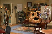 Sheldon möchte mit Amys Hilfe sein Wissen über Flaggen per Video-Podcast in die Welt verbreiten. Leonard ist geschockt, als er die beiden sieht.