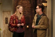 Wollen es noch einmal miteinander versuchen - doch wird es klappen? Leonard (Johnny Galecki, r.) und Penny (Kaley Cuoco, l.).