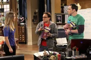 Nachdem Sheldon eine bissige Bemerkung darüber macht, dass sich Penny immer auf ihre Kosten durchfuttert, überrascht sie Leonard und Sheldon mit einem besonderen Geschenk ...