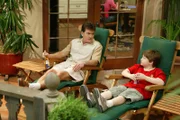 Jake (Angus T. Jones, r.) hat Geburtstag, und zu Charlies (Charlie Sheen, l.) Freude kommt auch Judiths attraktive Schwester Liz, mit der er einst heißen Sex hatte. Doch leider kann diese sich nicht mehr daran erinnern ...