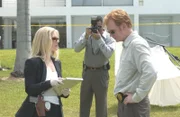 Im aktuellen Fall ist es wie verhext. Als dann noch der Hauptverdächtige durch eine Bombe getötet wird, sind Lt. Horatio Caine (David Caruso, r.) und Calleigh Duquesne (Emily Procter, l.) ratlos.