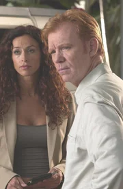 Detective Yelina Salas (Sofia Milos, l.) hat einen wichtigen Hinweis für Lt. Horatio Caine (David Caruso, r.). Sind sie dem Mörder auf der Spur?