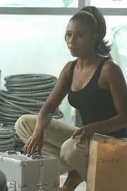 Dr. Alexx Woods (Khandi Alexander) passiert etwas außergewöhnliches: Als sie den Todeszeitpunkt des Opfers herausfinden will, bemerkt sie, dass die Frau noch am Leben ist ...