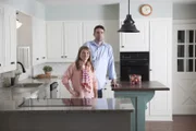Wie werden Rachael (l.) und Andrew (r.) Erwin auf ihr neues, altes Zuhause reagieren?
